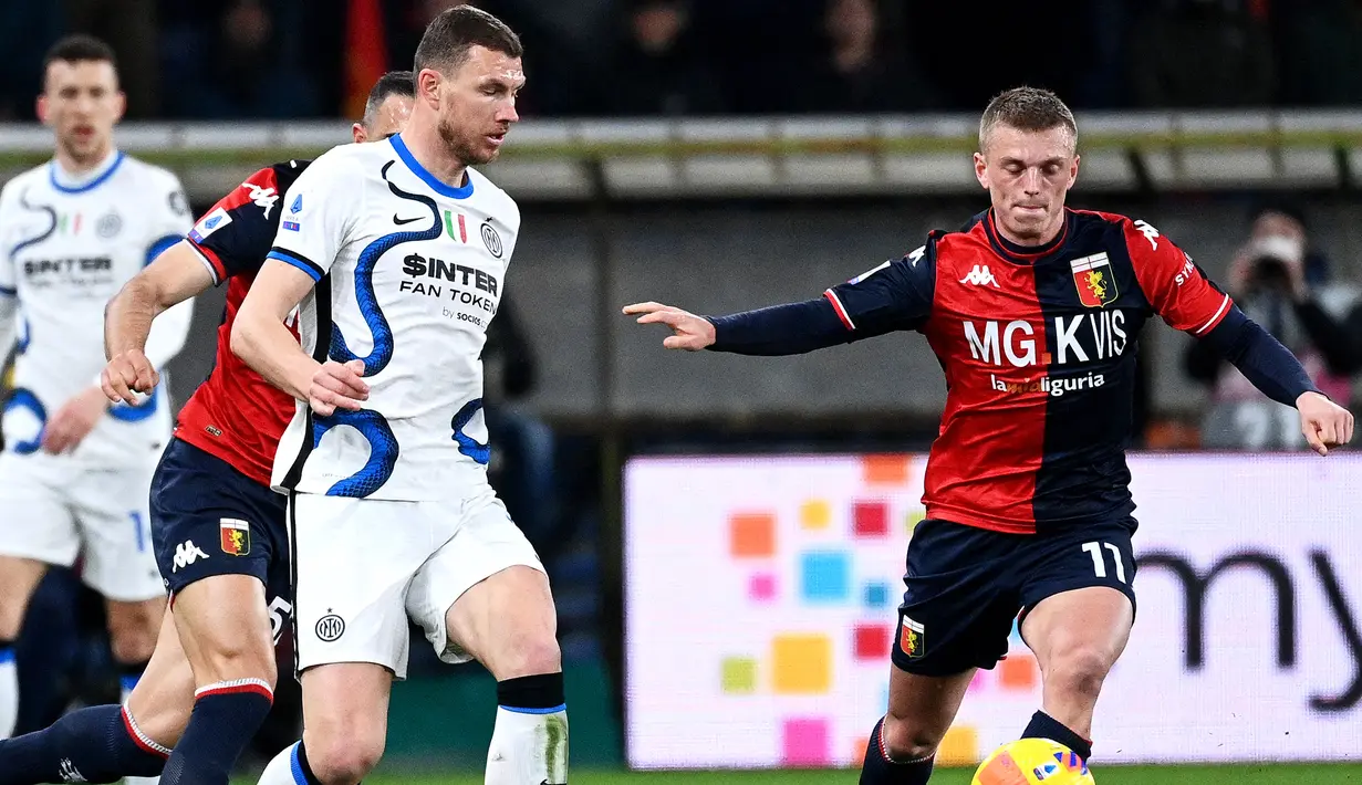 Edin Dzeko dan kawan-kawan total membuat 21 kali tembakan berbanding 7 milik Genoa yang lebih fokus bertahan. (AFP/Vincenzo Pinto)