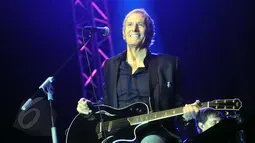 Michael Bolton dengan suara emasnya sukses memberikan penampilan teristimewanya pada konser bertajuk An Evening With Grammy Winner, di Jakarta, Selasa (2/6/2015).(Liputan6.com/Panji Diksana)