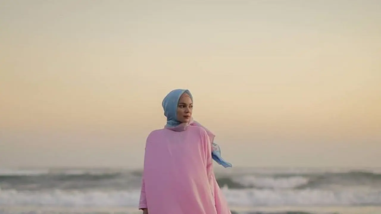 6 Gaya Hijab Dewi Sandra yang Tertutup, Jarang Unggah Foto Diri