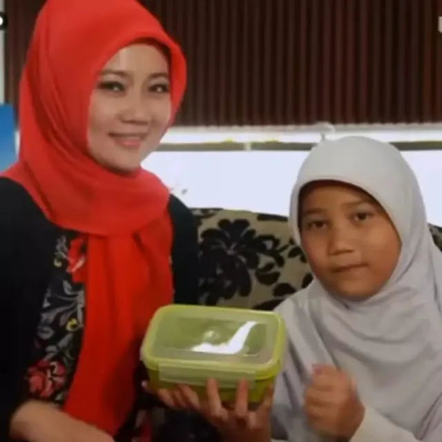 Diajarkan Pakai Hijab Sejak Belia, Ini 6 Potret Masa Kecil Zara Anak Ridwan Kamil