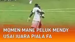 Liverpool keluar sebagai juara Piala FA 2021/2022. Para pemain Liverpool berlarian merayakan gelar juara mereka. Namun pemandangan indah dari Sadio Mane terekam kamera penonton di Wembley.