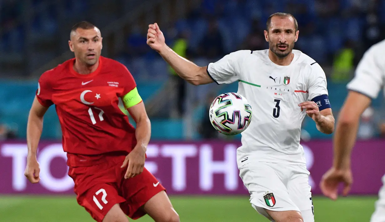 Giorgio Chiellini merupakan bek tengah andalan Timnas Italia di Piala Eropa 2020. Masa depan Chiellini dipercaya akan ditentukan setelah final Piala Eropa 2020 mengingat negaranya baru saja mengalahkan Spanyol di semifinal melalui babak adu penalti. (Foto: AFP/Pool/Filippo Monteforte)