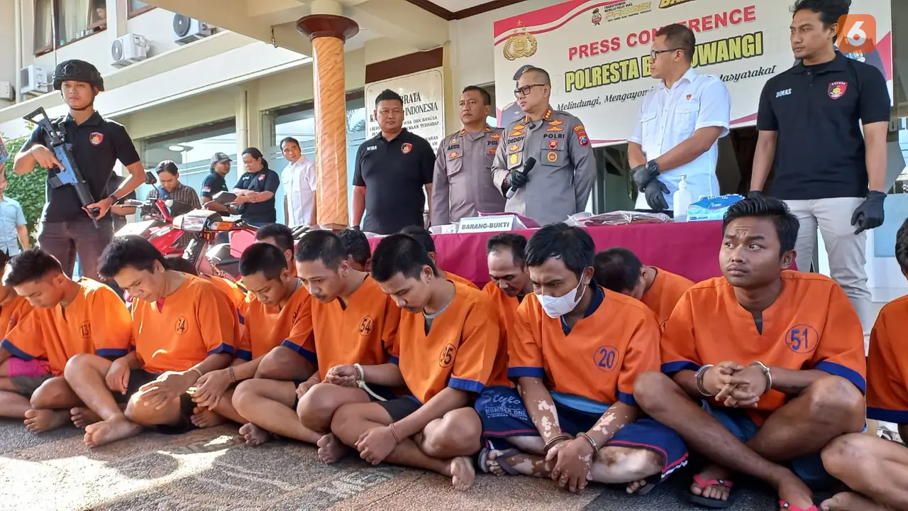 Polresta Banyuwangi  hadirkan puluhan pelaku kejahatan yang berhasil diringkus dalam Operasi Sikat Semeru 2023 (Hermawan Arifianto/Liputan6.com)