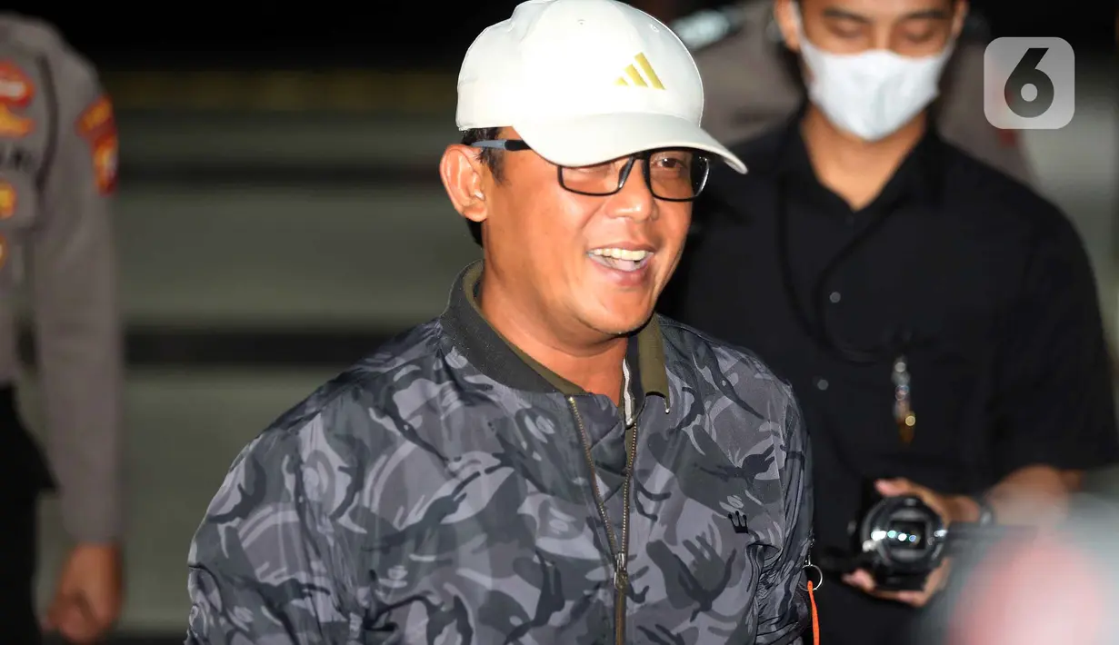 Sebelumnya, Wakil Ketua KPK, Fitroh Rohcahyanto, membenarkan adanya OTT terhadap Bupati Lampung Tengah, Ardito Wijaya. Tampak dalam foto, Bupati Lampung Tengah, Ardito Wijaya saat tiba di Gedung Merah Putih Komisi Pemberantasan Korupsi (KPK), Jakarta, Rabu (10/12/2025). (Liputan6.com/Helmi Fithriansyah)