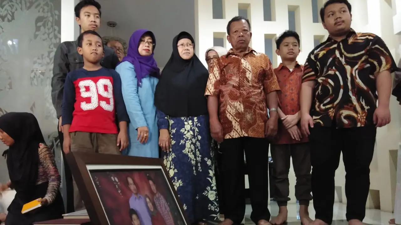 Ayahanda Almarhum Sutopo Purwo Nugroho, Suharsono Harsosaputro Saat Bersama Keluarga di Rumah Duka, Depok, Jawa Barat, Minggu (7/7/2019). (Foto: Ady Anugrahadi/Liputan6.com)