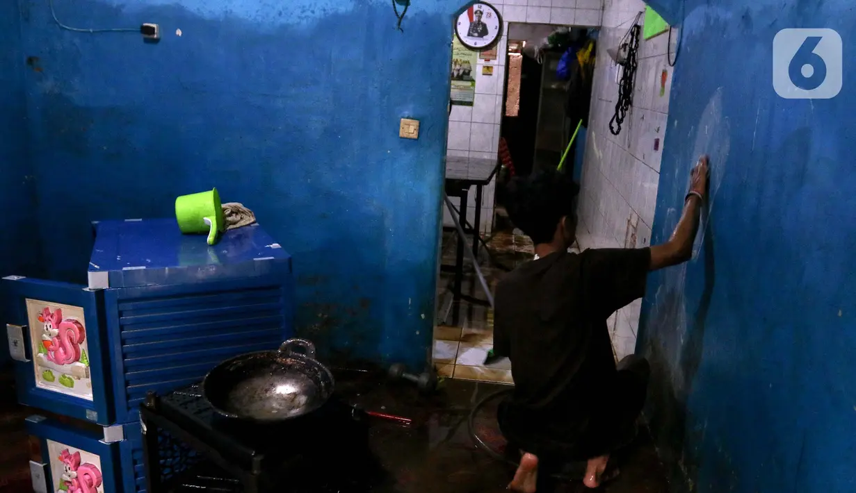 Sebelumnya, ribuan rumah warga yang berada di sepanjang perlintasan aliran Kali Ciliwung, Jakarta terendam banjir pada Selasa 4 Maret 2025. (Liputan6.com/Herman Zakharia)