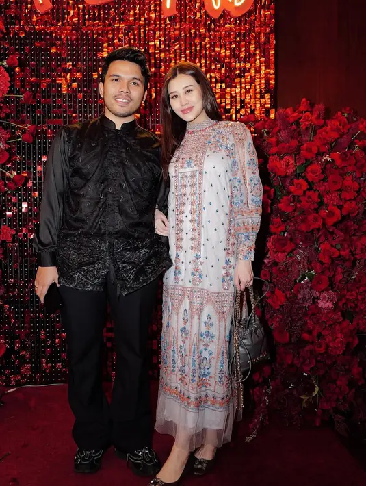 Penampilan Aaliyah dipadu dengan flatshoes dan tas Chanel 22 Mini abu-abu yang dibanderol Rp84jutaan [@aaliyah.massaid]