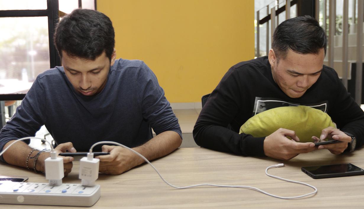 Karyawan KLY yang tergabung dalam Jakartans tanding Arena of Valor (AOV) pada laga penyisihan The Battle of Youniverse di KLY Lounge, Jakarta, Rabu (5/12). Jakartans sebagai pemenang akan menantang tim AOV profesional. (Bola.com/Vitalis Yogi Trisna)