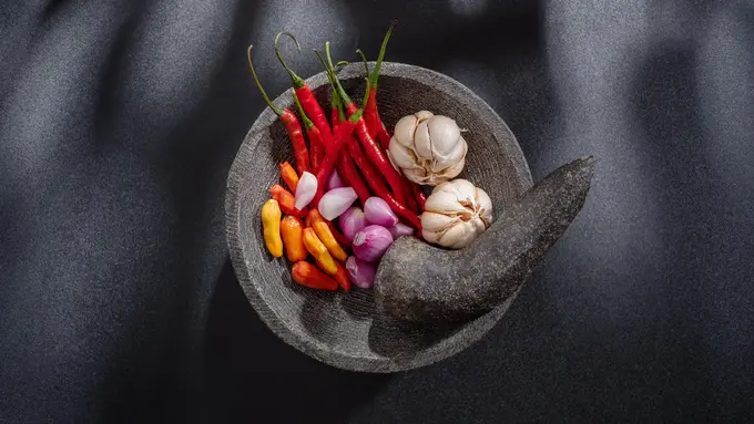 Begini Cara Ngulek Sambal Biar Cepat Halus dan Cita Rasanya Keluar, Wajib Dicontoh