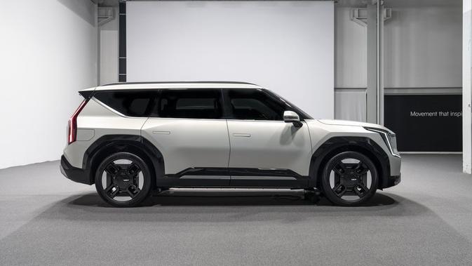 Sekilas, KIA EV9 terlihat cukup rendah untuk masuk kategori SUV.  Siluet samping tampak memiliki profil persegi seperti saudaranya, KIA Telluride.  Mobil ini terlihat seperti mobil dari film fiksi ilmiah bertema masa depan.  (Sumber: caranddriver.com)