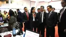 Ketua Dewan Komisioner OJK Muliaman D Hadad , Wakil Direktur Utama Sunarso bersama Direktur Utama KSEI Friderica Widya meninjau stand proses integrasi e-KTP di Gedung Bursa Efek Indonesia (BEI), Jakarta, Selasa (22/11). (Liputan6.com/Angga Yuniar)