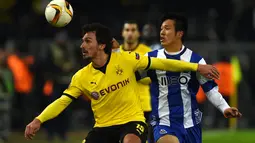 Pemain Borussia Dortmund, Mats Hummels, berebut bola dengan pemain Porto, Hyun Jun Suk, dalam laga leg pertama 32 besar Liga Europa di Stadion Signal Iduna Park, Dortmund, Jumat (19/2/2016) dini hari WIB, (AFP/Patrik Stollarz)