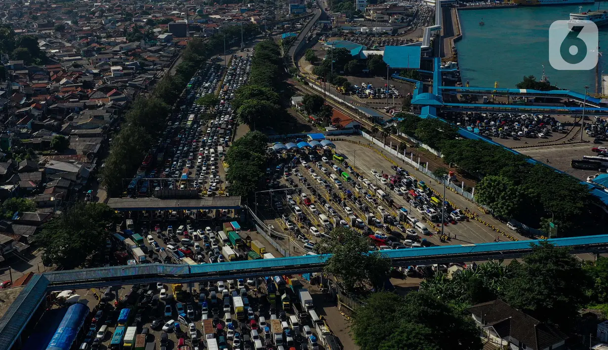 Foto udara menunjukkan antrean panjang kendaraan pemudik yang akan menyeberang menuju pulau Sumatera di Pelabuhan Merak, Cilegon, Banten, Minggu (7/4/2024). (Liputan6.com/Angga Yuniar)