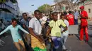 Warga mengevakuasi korban serangan bom mobil di luar Hotel Weheliye, Mogadishu, Somalia, (22/3). Kelompok teroris Ash-Shabaab, yang berafiliasi jaringan Al-Qaeda, mengaku bertanggung jawab atas serangan tersebut. (AP Foto/Farah Abdi Warsameh)