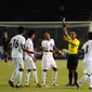 Laga persahabatan Timnas Indonesia U-19 vs Myanmar U-19 digelar di Stadion GBK Jakarta, (5/5/2014) berlangsung ketat dan keras. Beberapa kali wasit Oki Dwi Putra harus mengeluarkan kartu kuning. (Liputan6.com/Helmi Fithriansyah)   