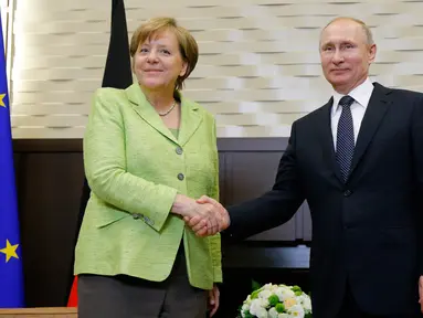 Kanselir Jerman Angela Merkel (kiri) bertemu Presiden Rusia Vladimir Putin di Sochi, Rusia, Selasa (2/5). Kedua kepala negara membahas beberapa isu salah satunya mengenai konflik di Ukraina. (AP Photo)