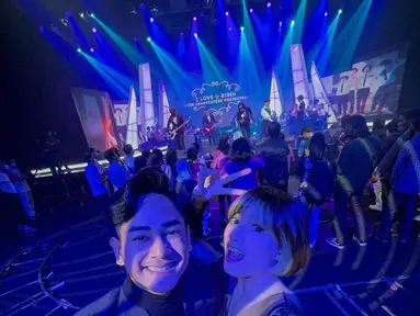 Chika Jessica, dan Dwi Andhika saling merangkul saat mendengarkan lagu milik The Changcuter berjudul "I Love Bibeh". (Foto: Instagram/@chikajessica88)