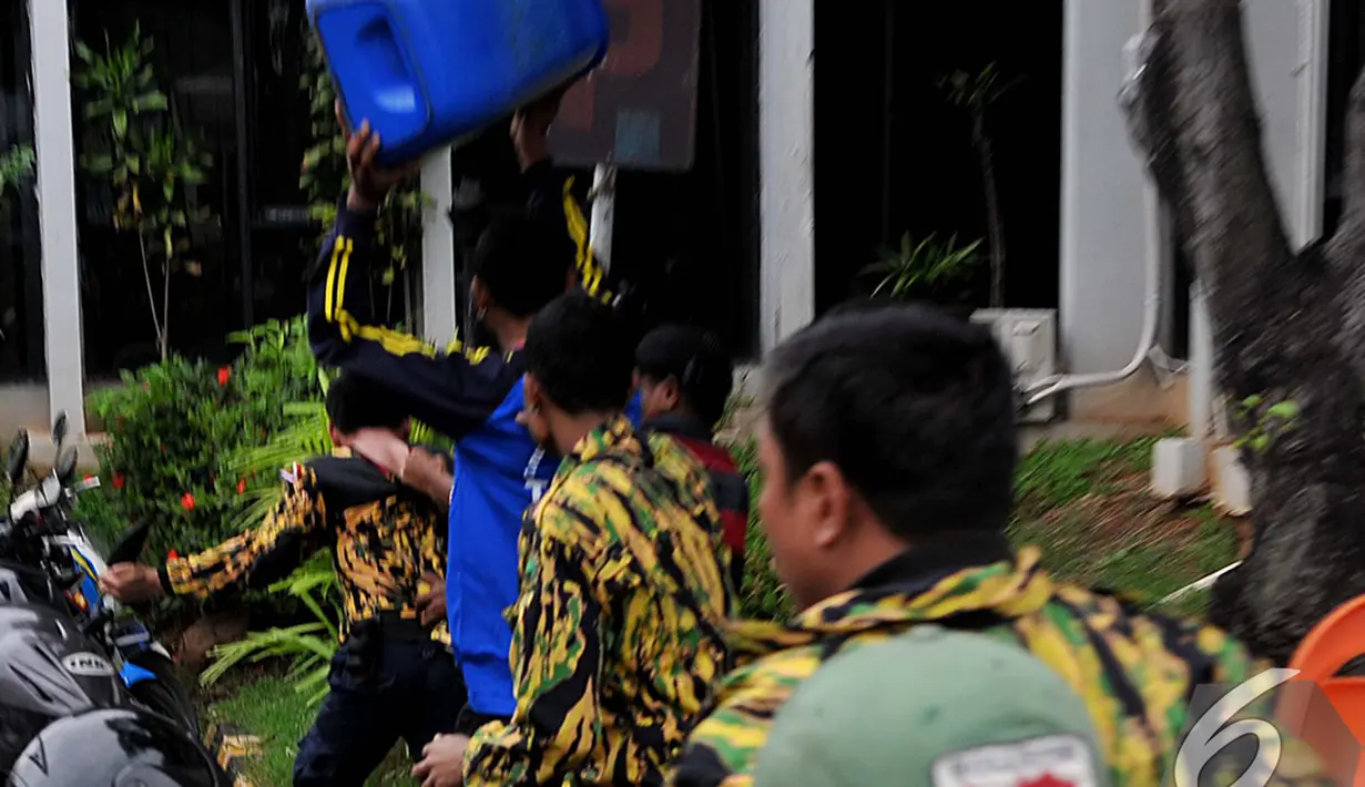 Bentrok fisik antara sesama massa Golkar terjadi saat Rapat Pleno di DPP Golkar, Jakarta, Selasa (25/11/2014). (Liputan6.com/Johan Tallo)