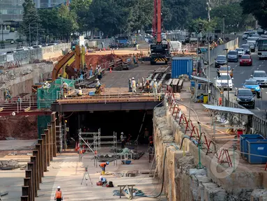 Suasana aktivitas pembangunan jalur bawah tanah (terowongan) MRT di Jakarta, Kamis (7/5/2015). Menurut Project Manager Elevated Construction Heru Nugroho proses pengerjaan MRT secara keseluruhan sudah mencapai 15 persen. (Liputan6.com/Faizal Fanani)