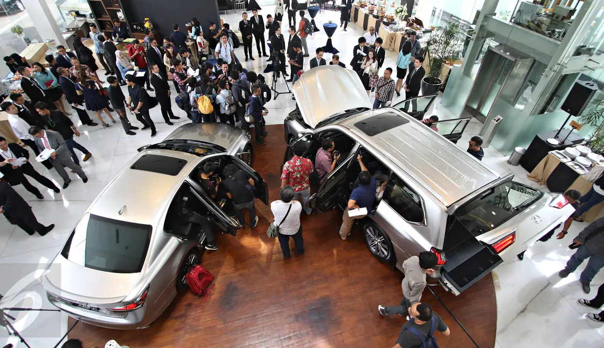 Sejumlah pengunjung melihat tampilan dalam LX 570 dan GS 200t saat peluncuran di Jakarta, Selasa (1/3/2016). Lexus LX 570 dijual Rp 3,015 M. Sedangkan GS 200t Luxury dilego Rp 1,185 M dan GS 200t F Sport Rp 1,245 M. (Liputan6.com/Immanuel Antonius)