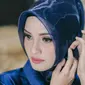 Calon istri Gubernur Kalteng Sugianto Sabran, Yulistra Ivo berpose dengan mengenakan kerudung dan busana berwarna biru. Yulistra Ivo adalah wanita 25 tahun yang dikabarkan akan resmi menjadi istri Sugianto Sabran. (Facebook/yuliastraivo)