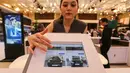 Model menunjukkan layanan BMW Premium Selection (BPS) Corner Pad pada pameran GIIAS 2019, di ICE BSD, Tangerang, Jumat (19/7/2019). BPS menampilkan fitur layanan digital listing mulai dari jual beli mobil hingga penawaran pembiayaan. (Liputan6.com/Fery Pradolo)