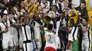 Son Heung-min (tengah) mengangkat trofi untuk merayakan kemenangan bersama para pemain Tottenham setelah menjuarai final Liga Europa 2024/2025 di Stadion San Mames, Bilbao, Spanyol, Kamis (22/05/2025) WIB. Tottenham menang dengan skor 1-0 atas Manchester United. (AFP/Ander Gillenea)