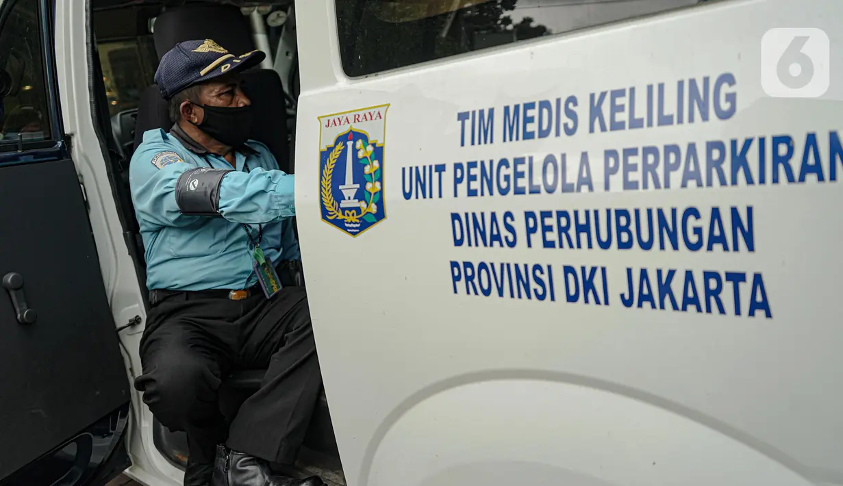 Petugas parkir melakukan pemeriksaan kesehatan di mobil Tim Medis Keliling di kawasan sabang, Jakarta, Kamis (18/2/2021). Pemeriksaan kesehatan tersebut merupakan program resmi Dishub DKI Jakarta. (Liputan6.com/Faizal Fanani)