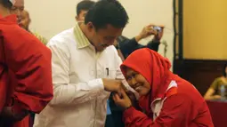 Seorang atlet wanita bersalaman dengan Menpora Imam Nahrawi saat acara pelepasan kontingen Indonesia ke ASEAN Paragames 2017 di Hotel Lorin Solo, Selasa (12/9/2017). Indonesia diharapkan meraih juara umum di APG. (Bola.com/Ronald Seger)