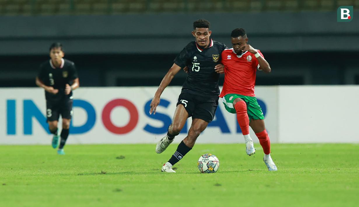 <p>Pemain Timnas Indonesia, Ricky Kambuaya (kiri) berebut bola dengan pemain Burundi pada laga kedua persahabatan FIFA Matchday di Stadion Patriot Candrabhaga, Bekasi, Selasa (28/3/2023) malam WIB. (Bola.com/M Iqbal Ichsan)</p>