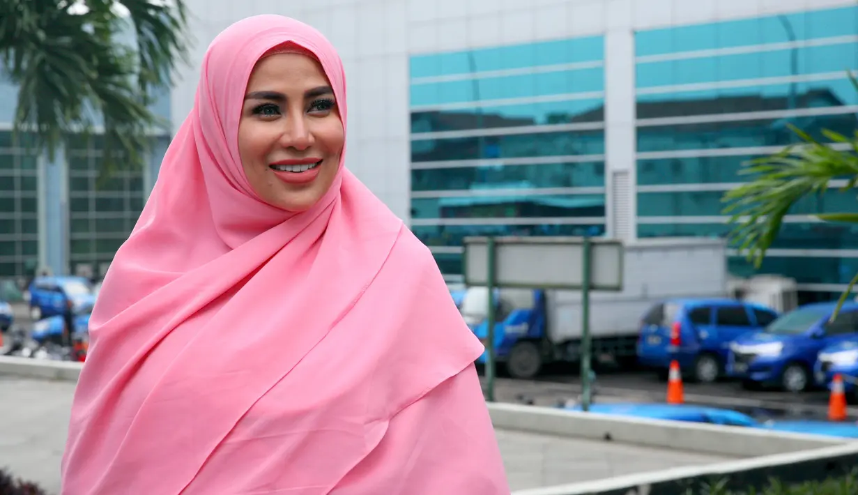 Tidak lagi berbalut busana seksi dan memperlihatkan tato di tubuhnya, kini Cinta Penelope tampil dengan busana tertutup dan hijabnya. Ia pun sudah hijrah menjalankan syariat Agama Islam. (Nurwahyunan/Bintang.com)