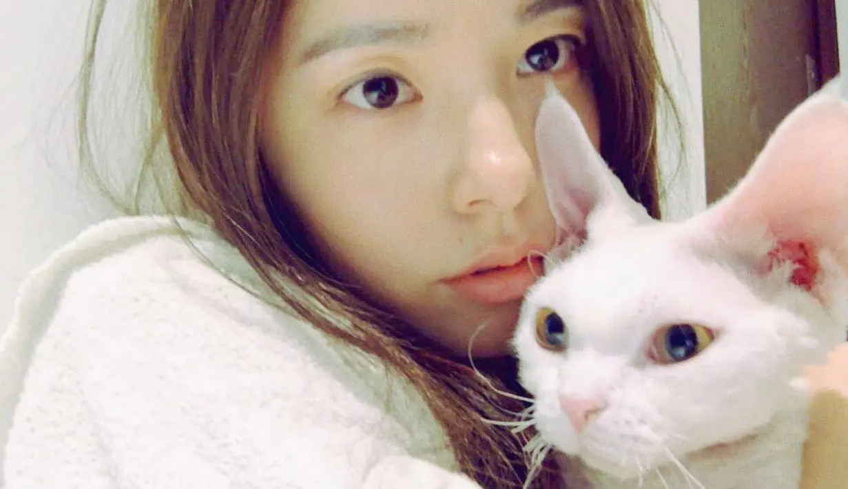 Di balik wajahnya yang cantik, ternyata Min Hyo Rin penyayang binatang. Ia suka sekali dengan kucing. (Foto: instagram.com/hyorin_min)