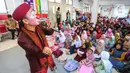 Pendakwah, Yahya Edward Hendrawan menggunakan kostum badut Syariah saat memberikan pendidikan agama saat pesantren kilat Ramadan 1445 H kepada anak anak di SDN Pakualam 01, Kota Tangerang Selatan, Banten, Rabu (20/3/2024). (Liputan6.com/Angga Yuniar)