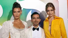 Supermodel Bella Hadid (kiri) dan model Gigi Hadid (kanan) bersama Founder & Editor-In-Chief The Business of Fashion Imran Amed (tengah) saat menghadiri New York Fashion Week (NYFW), Minggu (9/9). (Photo by Brent N. Clarke/Invision/AP)