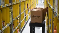 Barang pesanan pelanggan yang akan dikirim dengan layanan Amazon Prime Now di pusat gudang toko online Amazon di Singapura, Kamis (27/7). Dengan layanan tersebut, Amazon menawarkan pengiriman barang dalam dua jam untuk ribuan item. (AP Photo/Joseph Nair)