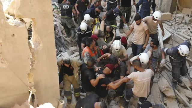 FOTO: Proses Pencarian Korban Ledakan Besar di Beirut Lebanon