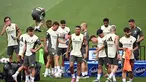 Penyerang Real Madrid asal Prancis, Kylian Mbappe (tengah) bersama rekan-rekannya mengikuti sesi latihan di markas latihan klub di Valdebebas, Madrid pada 18 Agustus 2025. (JAVIER SORIANO/AFP)