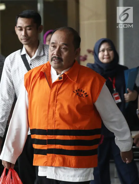 Ekspresi Kepala Dinas Pendidikan dan Kebudayaan Kabupaten Cianjur Cecep Sobandi mengenakan rompi oranye usai menjalani pemeriksaan di Gedung KPK, Jakarta, Kamis (13/12). Liputan6.com/Herman Zakharia)