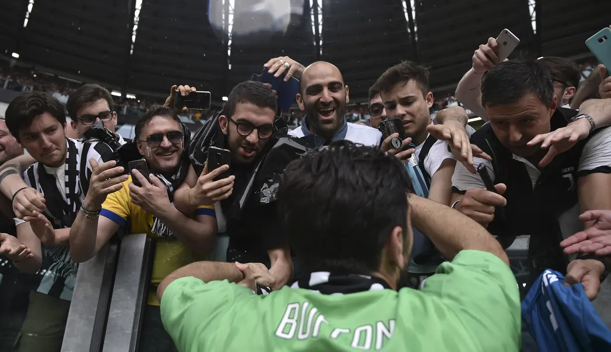 Kiper Juventus, Gianluigi Buffon, menyapa suporter usai melawan Verona pada laga Serie A Italia di Stadion Allianz, Turin, Sabtu (19/5/2018). Laga ini menjadi yang terakhir bagi Buffon setelah 17 tahun membela Juventus. (AFP/Marco Bertorello)