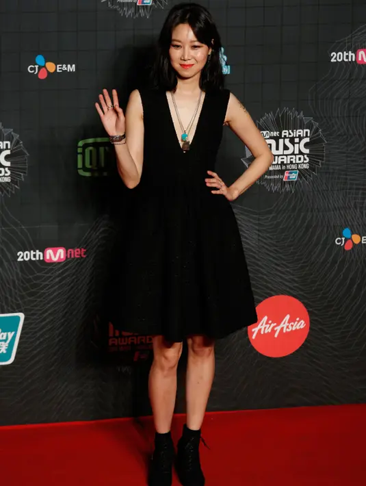 Aktris Korea Selatan, Gong Hyo-jin Hyuna berpose di karpet merah Mnet Asian Music Awards (MAMA) 2015 di Hong Kong, Rabu (2/12). Aktris yang bermain dalam drama Pasta itu tampil cantik dengan gaun hitam nan elegan. (REUTERS/Bobby Yip)