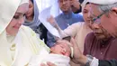 Di usia tujuh harinya, Siti dan suami pun menggelar acara akikah sebagai bentuk menyambut kelahiran anaknya. Melewati serangkaian acara, anak Siti terlihat tidak rewel dan menikmati jalannya acara. (Instagram/ctdk)