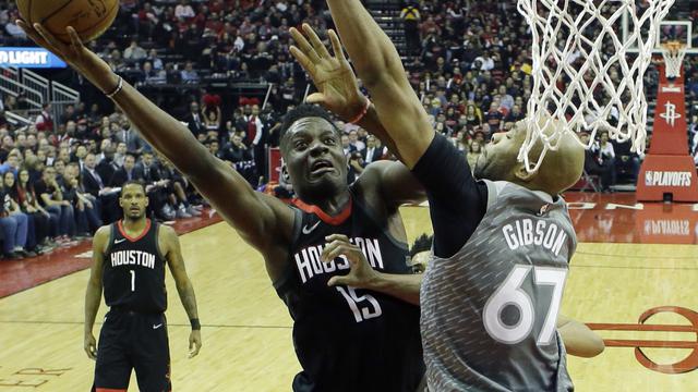 Clint Capela (Kiri) melakukan lay-up saat Rockets mengalahkan Timberwolves pada gim kedua play-off NBA