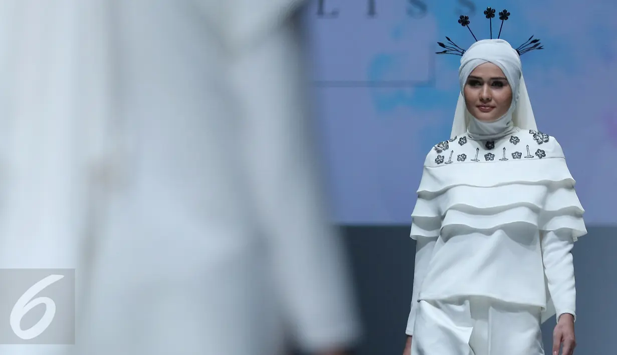 Seorang model membawakan busana Wardah Cosmetik  rancangan Zaskia Sungkar  pada hari kedua Jakarta Fashion Week (JFW) 2016 di Senayan city, Jakarta, Minggu (25/10/2015). Wardah Cosmetics terpilih sebagai Official JFW 2016. (Liputan6.com/Herman Zakharia)