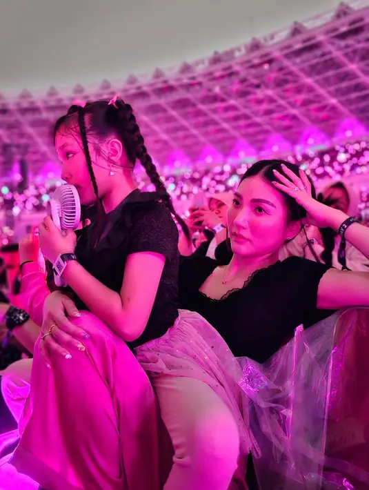 Satu lagi ni pose mantan Cherrybelle itu ketika putrinya menduduki pahanya. Thalia tampak serius menyaksikan grup idolanya. [Istagram/sarwendah29]