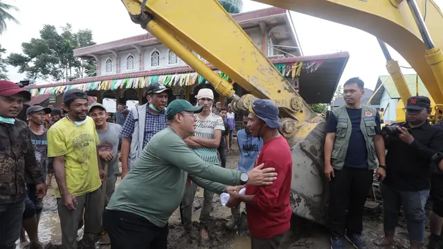 Wakil Ketua Umum Dewan Pengurus Pusat (DPP) Partai Kebangkitan Bangsa (PKB), Cucun Ahmad Syamsurijal, menyerahkan bantuan kemanusiaan sekaligus mengapresiasi ketangguhan masyarakat Pidie Jaya, Aceh yang terdampak bencana banjir (Istimewa)