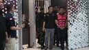 Mantan Wakil Kepala Badan Gizi Nasional (BGN), Sony Sonjaya (mengenakan rompi tahanan - kanan), digiring menuju mobil tahanan usai menjalani pemeriksaan di Gedung Kejaksaan Agung RI, Jakarta, Rabu (3/6/2026). (Kapanlagi.com/Budy Santoso)