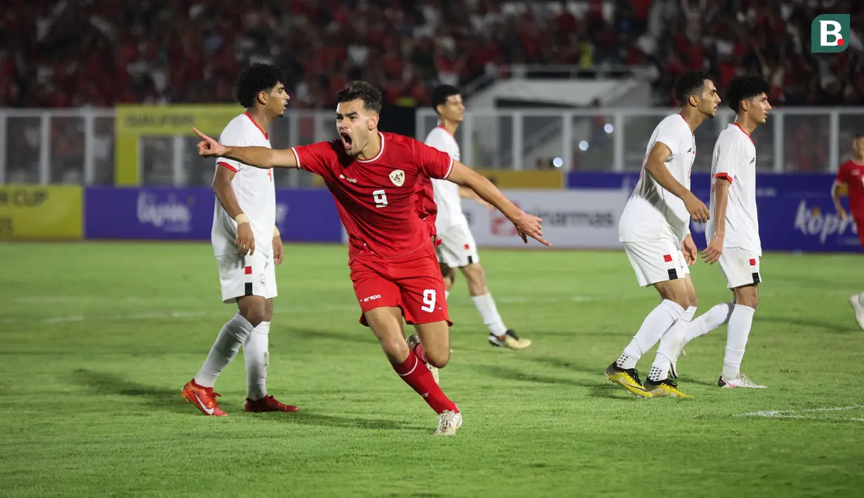 Pemain Timnas Indonesia U-20, Jens Raven, melakukan selebrasi setelah mencetak gol ke gawang Yaman U-20 dalam laga ketiga Grup F Kualifikasi Piala Asia U-20 2025 yang digelar di Stadion Madya, Jakarta, Minggu (29/9/2024). (Bola.com/Abdul Aziz)