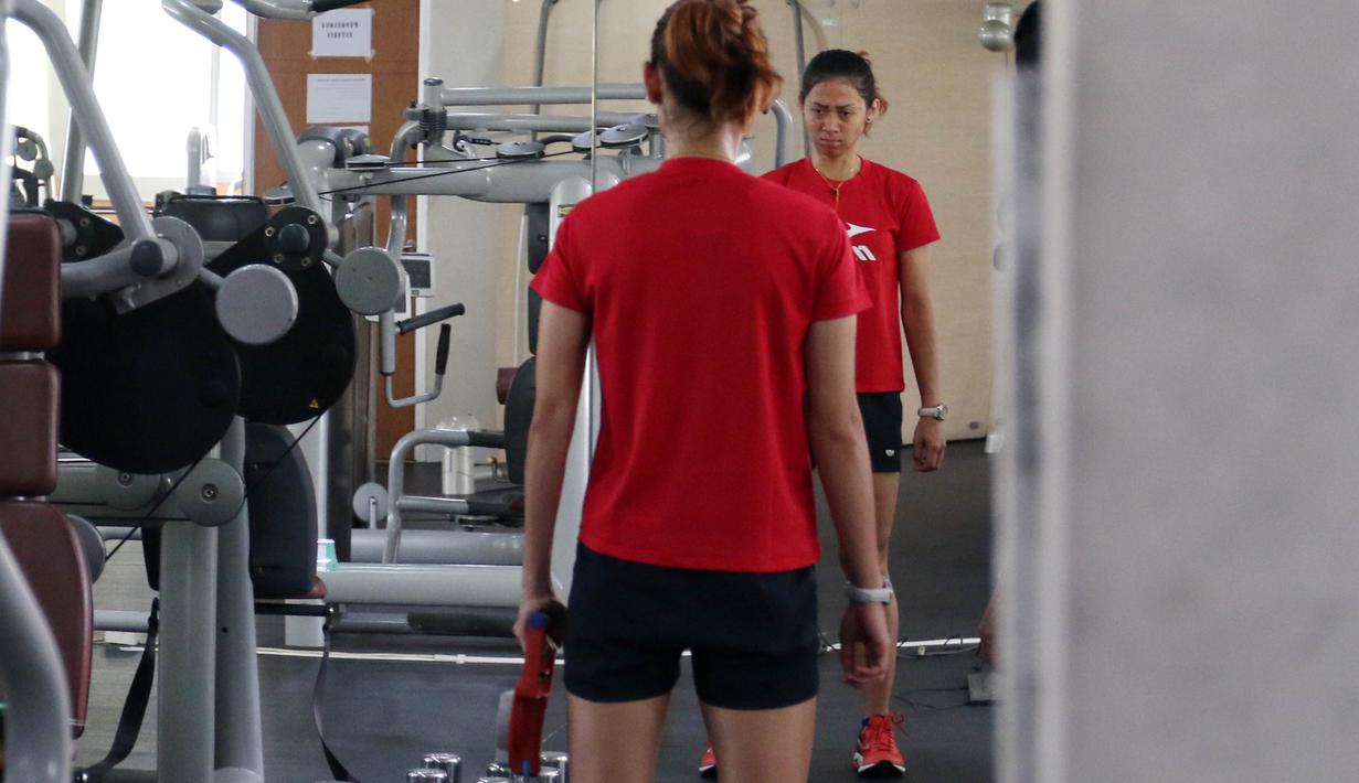 Pebulu Tangkis Indonesia, Maria Febe Kusumastuti melakukan test kekuatan cengkraman pada saat Sport Science sebagai persiapan menuju Olympiade Rio De Jeneiro 2016 di Gedung PP ITKON, Jakarta, Kamis (07/01/2016). (Bola.com/Nicklas Hanoatubun)
