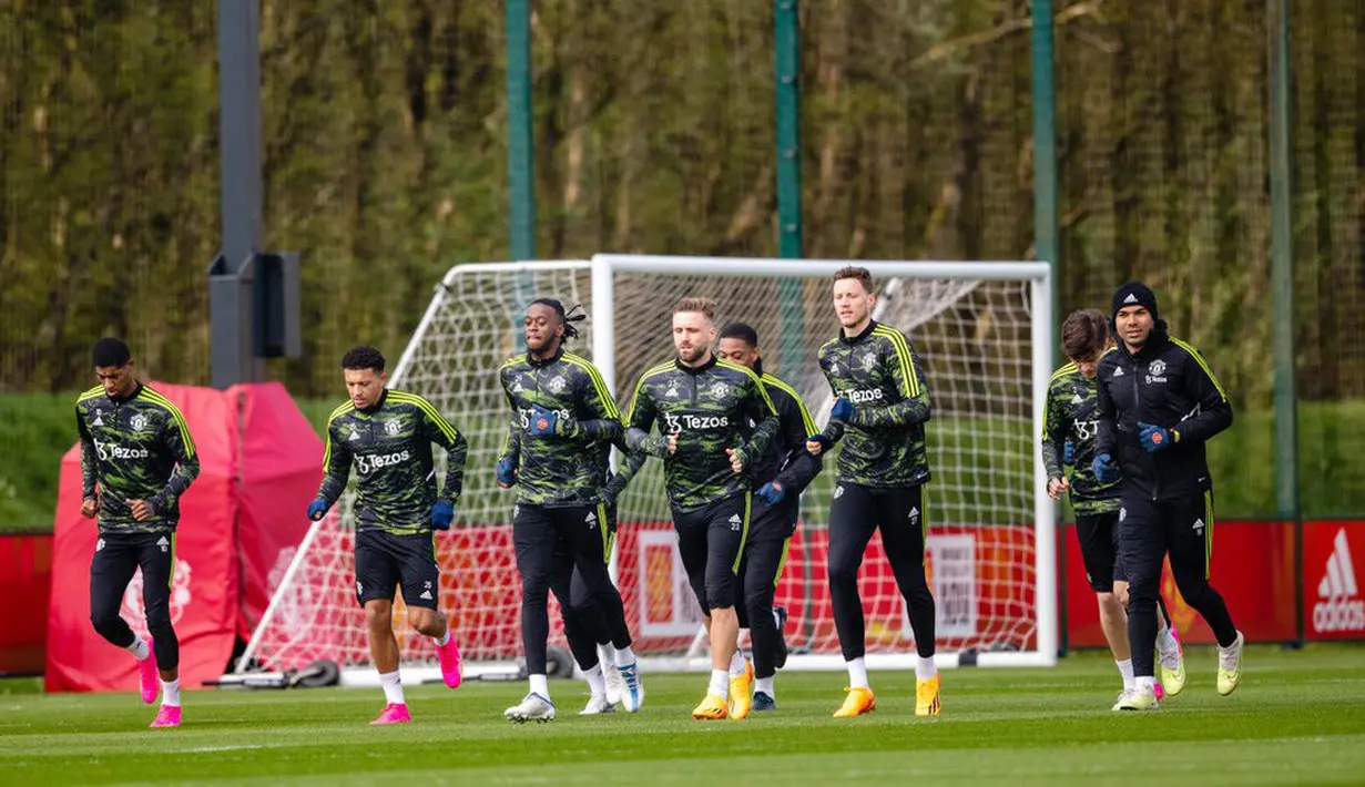Para pemain Manchester United mengikuti sesi latihan jelang laga melawan Sevilla pada leg kedua perempat final Liga Europa. (Twitter Manchester United)