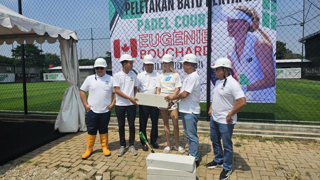 Eugenie Bouchard melakukan peletakan batu pertama pembangunan lapangan padel